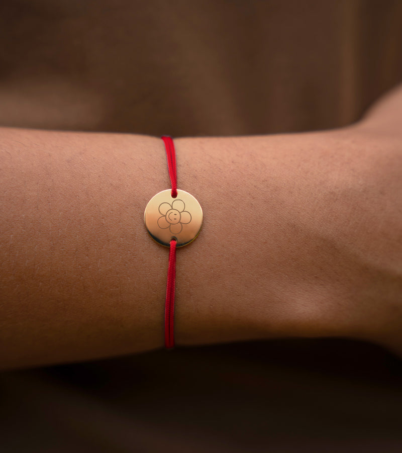 Médaille plaquée or de 15mm, retenue par deux trous, agrémentant un bracelet personnalisé, cordon rouge en éclat.