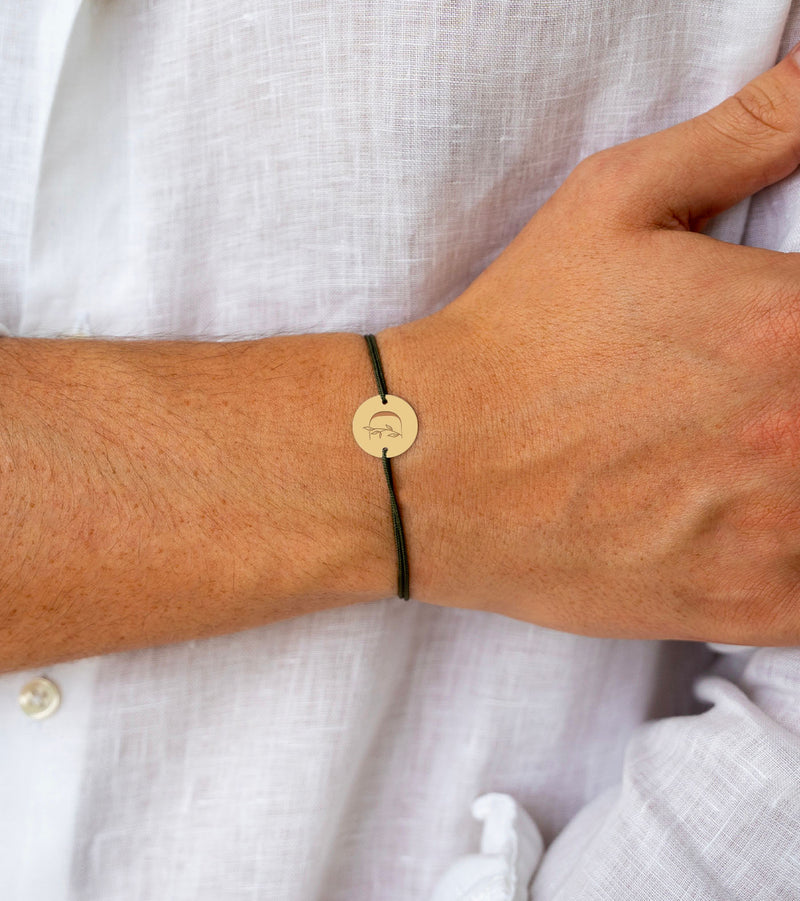 bracelet personnalisé en plaqué or avec sa médaille de 15mm à deux trous, agrémenté d'un cordon kaki