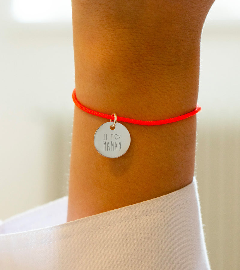 Bracelet personnalisé en argent avec médaille de 15mm, cordon orange fluo. Une touche de couleur vive pour votre poignet !