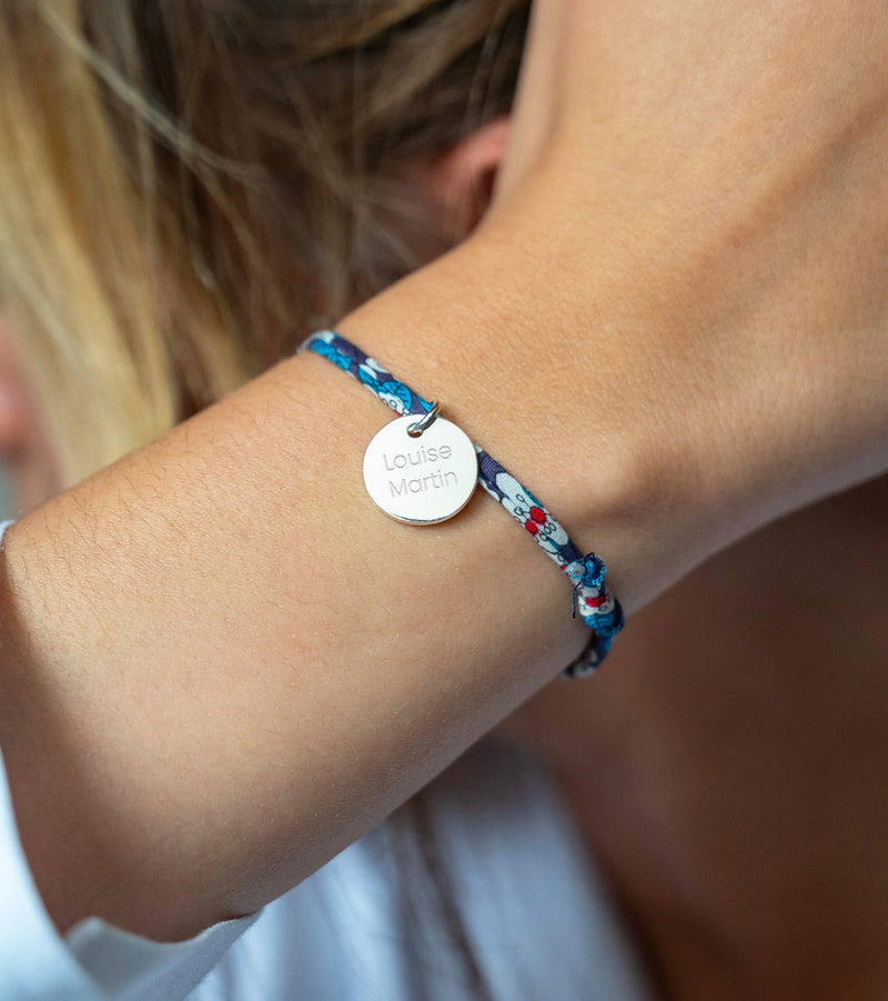 Bracelet personnalisé en argent, avec une médaille de 15mm, lié à du Liberty iris.
