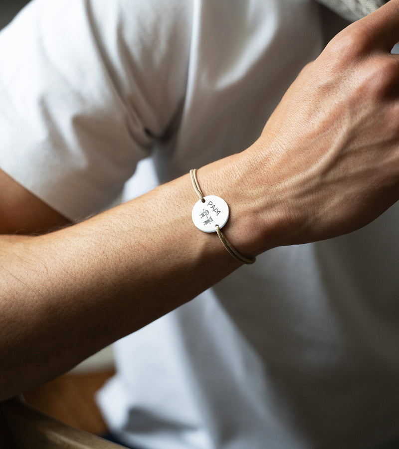 Bracelet médaille en argent, personnalisé 20mm, avec cordon beige, équipé de deux trous.