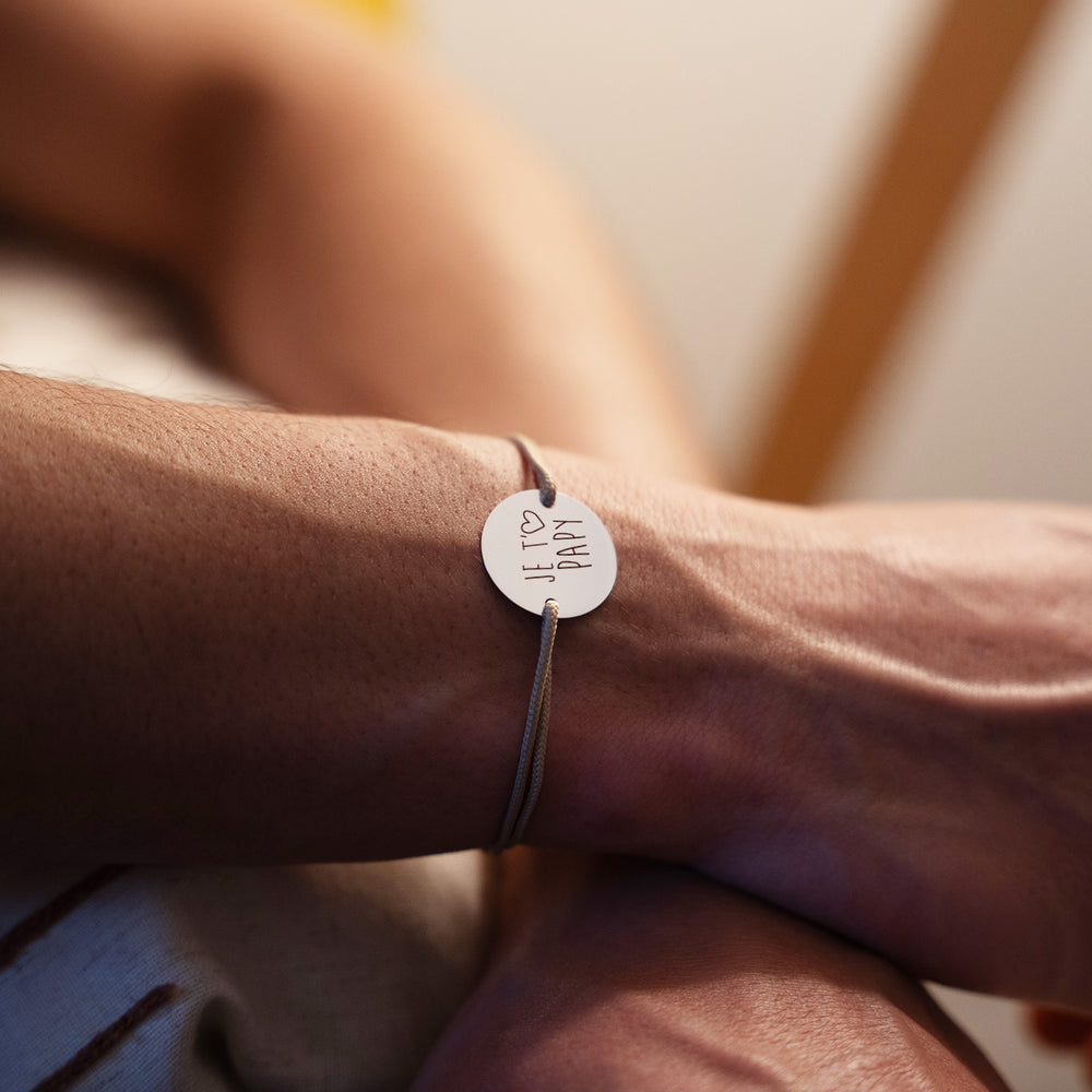 Bracelet médaille personnalisé en 20mm avec deux trous en plaqué argent, monté sur cordon marron clair.