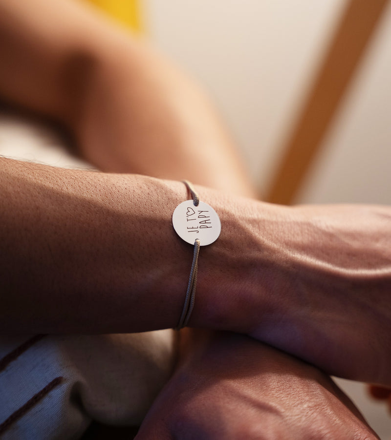 Bracelet médaille personnalisé en 20mm avec deux trous en plaqué argent, monté sur cordon marron clair.
