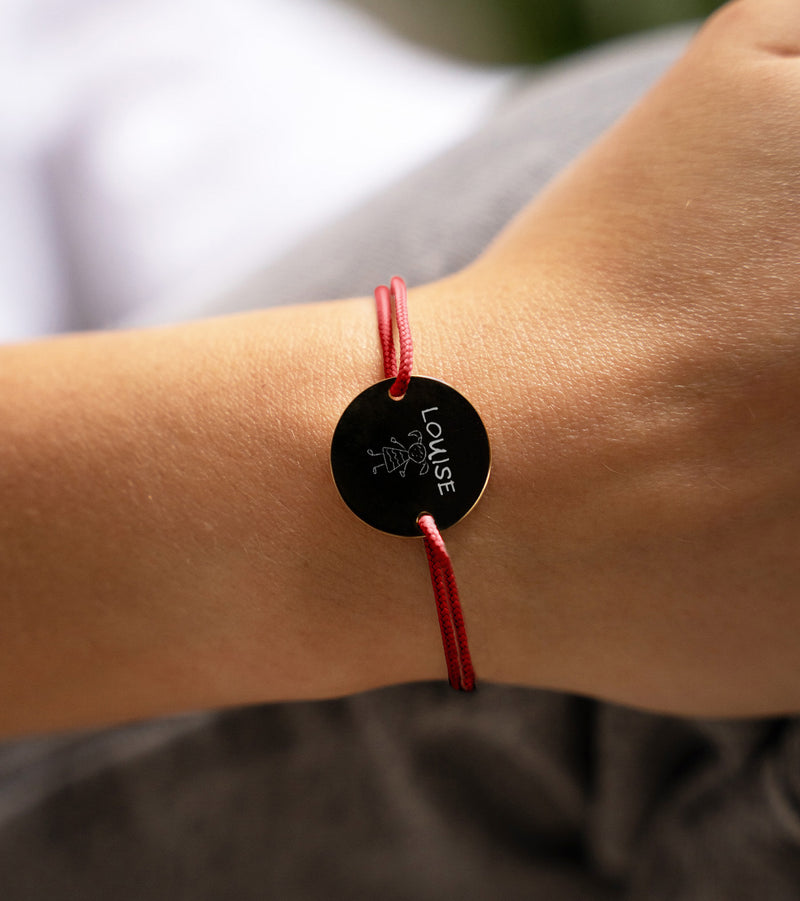Bracelet médaille personnalisé en 20mm, avec deux trous en plaqué or et un cordon rouge.