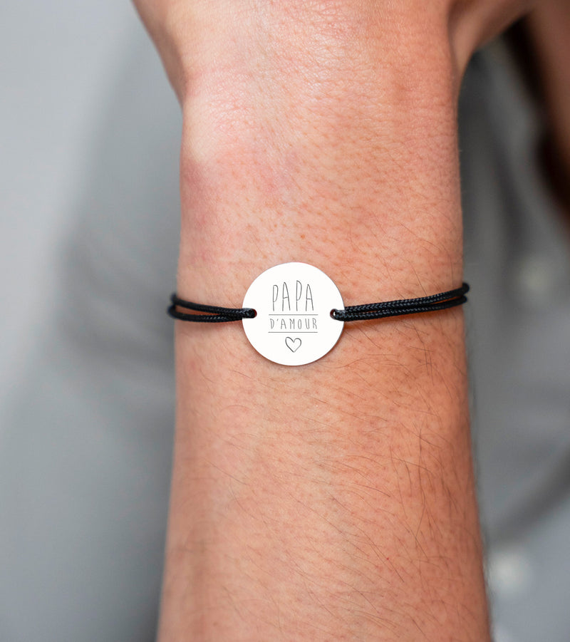 bracelet médaille, personnalisé 20mm, avec deux trous argentés et un cordon noir.
