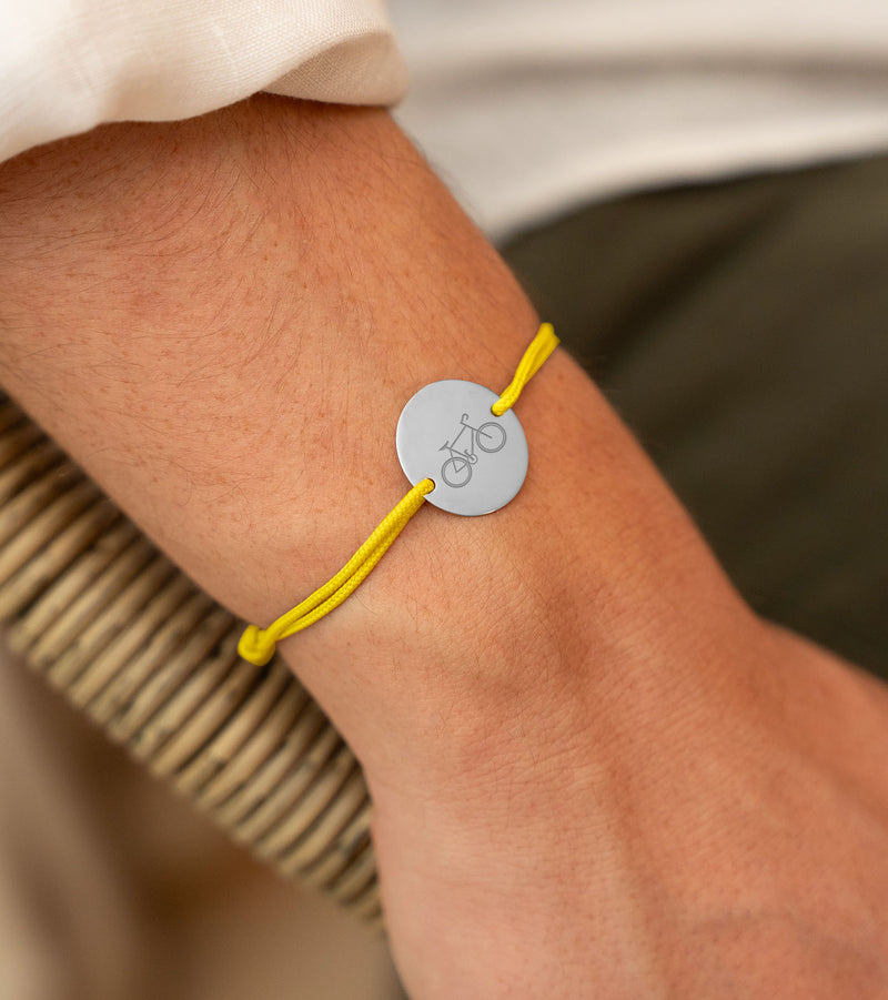 Un bijou qui vous ressemble ! Bracelet personnalisé avec une médaille en argent et un cordon jaune éclatant. Gravez vos initiales ou un message spécial pour une touche personnelle.