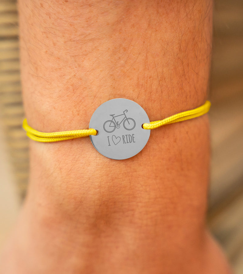 Ajoutez une touche de couleur à votre quotidien ! Médaille en argent 20 mm et cordon jaune lumineux, ce bracelet personnalisé est le détail tendance qui vous distingue.