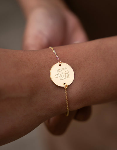 optez pour ce bracelet médaille personnalisé en 20mm, avec deux trous et une chaîne plate en plaqué or.