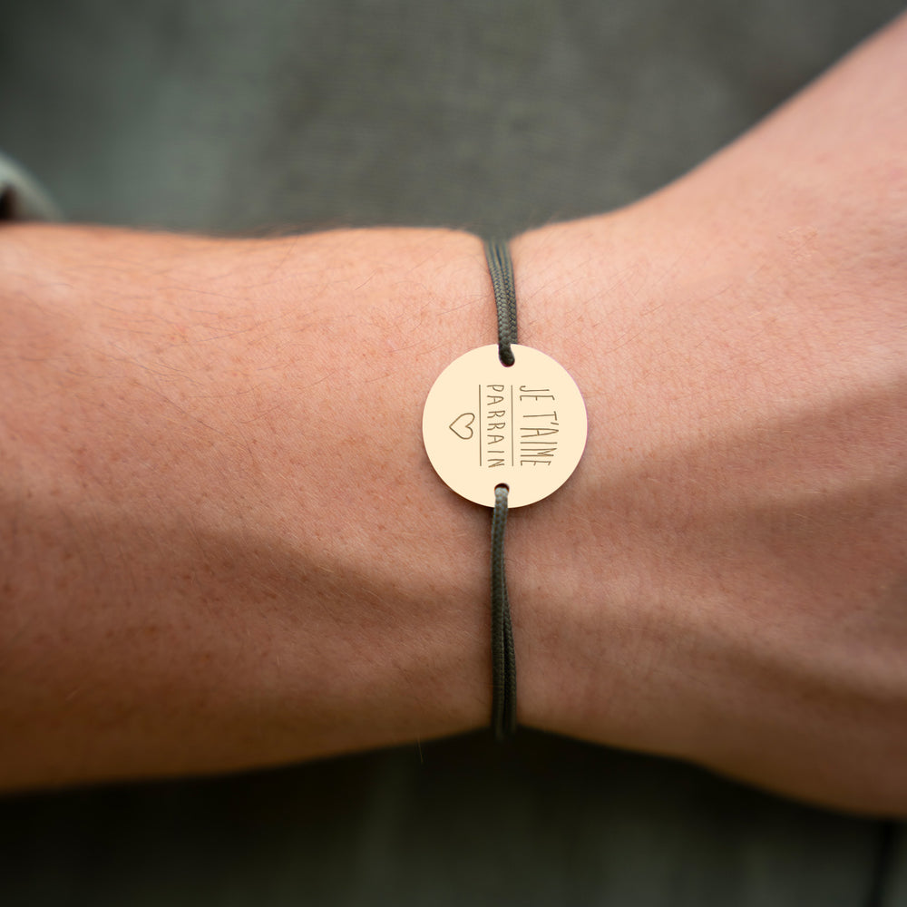 Doté de deux trous en plaqué or, ce bracelet médaille personnalisé en 20mm est assorti d'un cordon kaki.