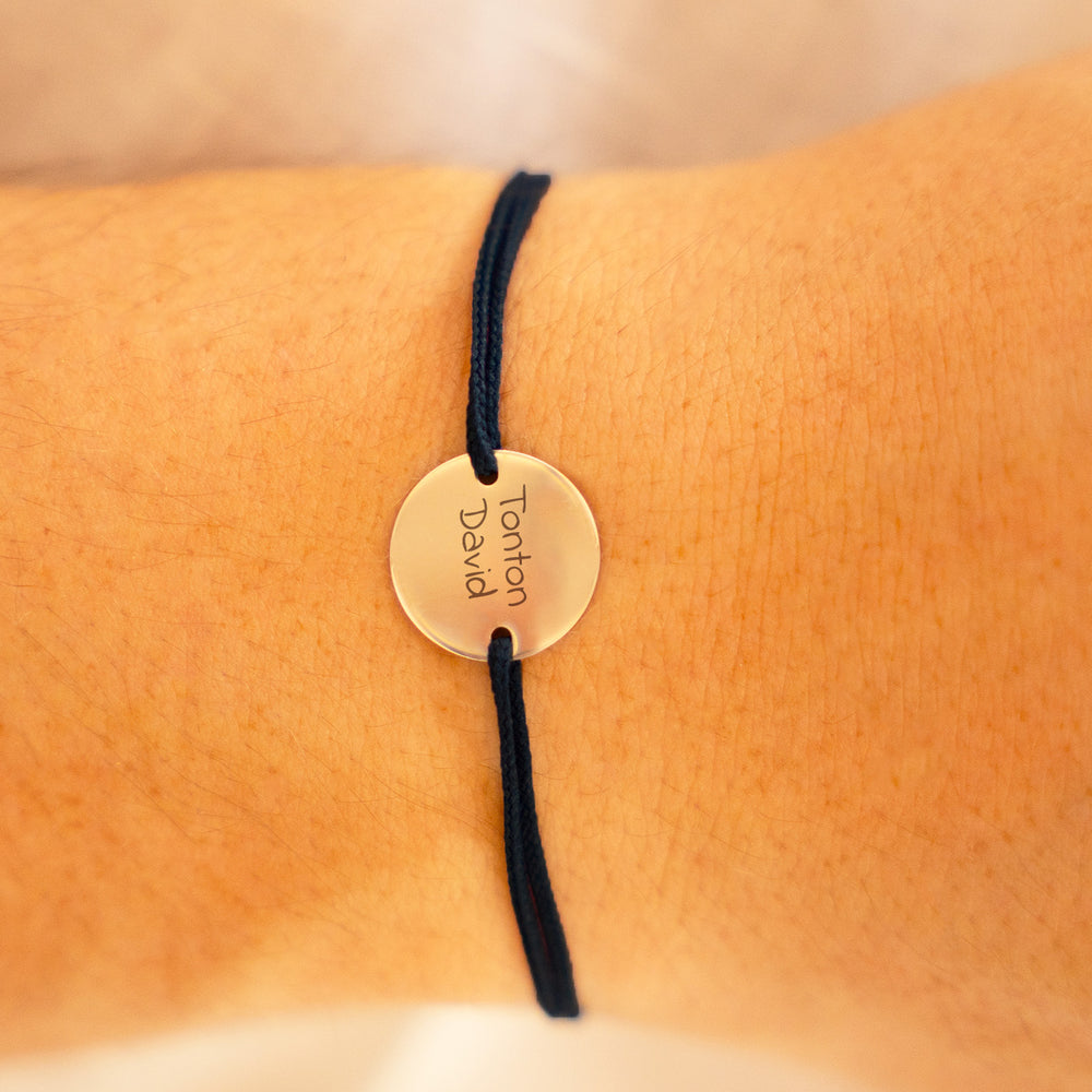 bracelet en argent de 15mm avec une médaille personnalisée, associée à un cordon noir comportant deux trous.