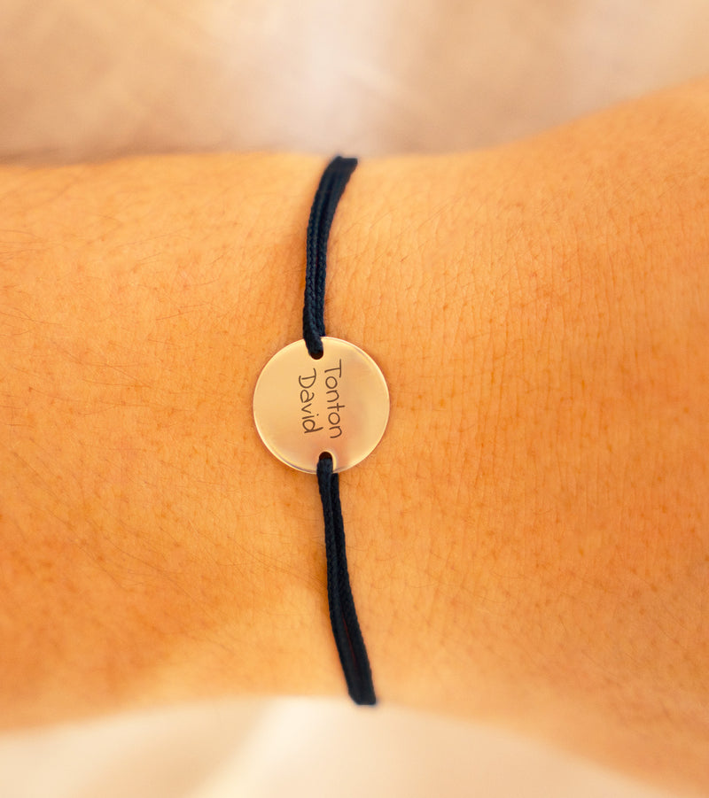 bracelet en argent de 15mm avec une médaille personnalisée, associée à un cordon noir comportant deux trous.