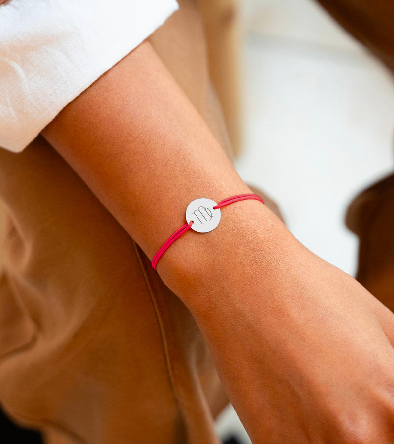 Médaille argentée de 15mm et ses 2 trous, ce bracelet personnalisé, agrémenté d'un cordon rose fuchsia