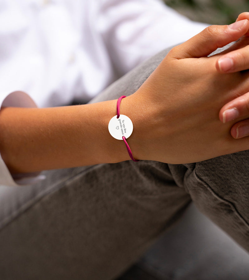 Bracelet médaille personnalisé en 20mm, doté de deux trous en plaqué argent, et complété par un cordon rose fushia.