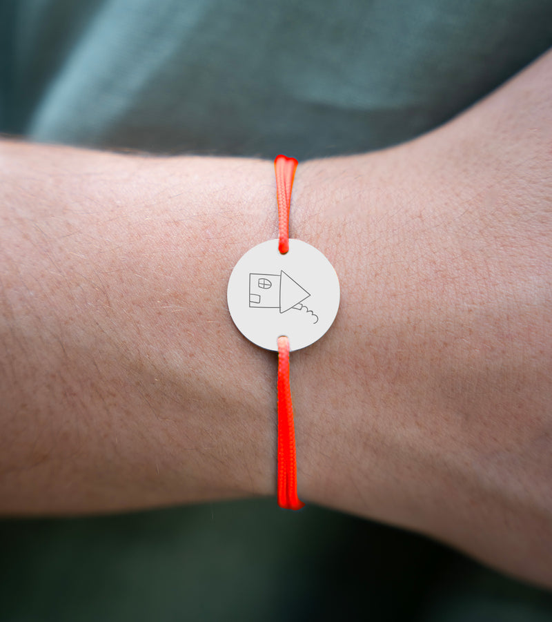 un bracelet avec médaille, personnalisée 20mm, doté de deux trous argent et d'un cordon orange fluo.