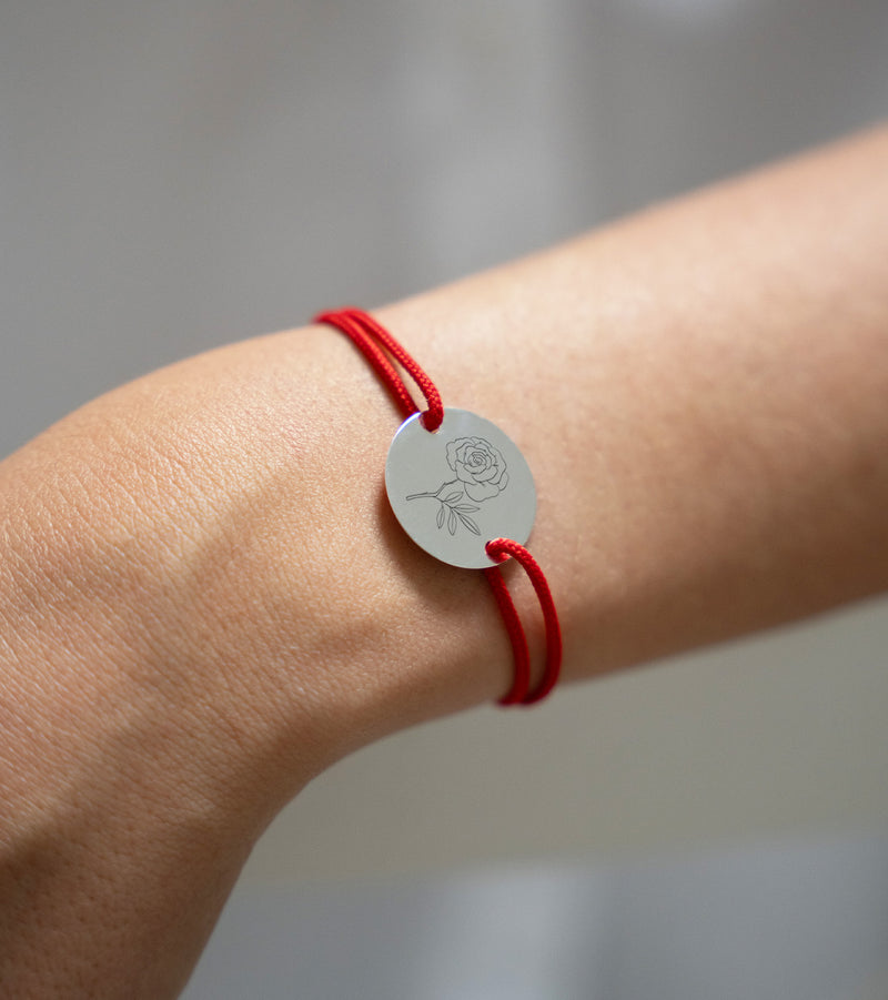 bracelet doté d'une médaille personnalisée en 20mm, deux trous plaqué argent, et d'un cordon rouge?