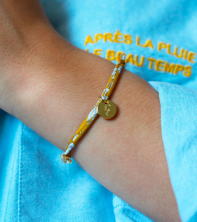 Bracelet plaqué or avec médaille 10mm, accentué par le Liberty Clivia.