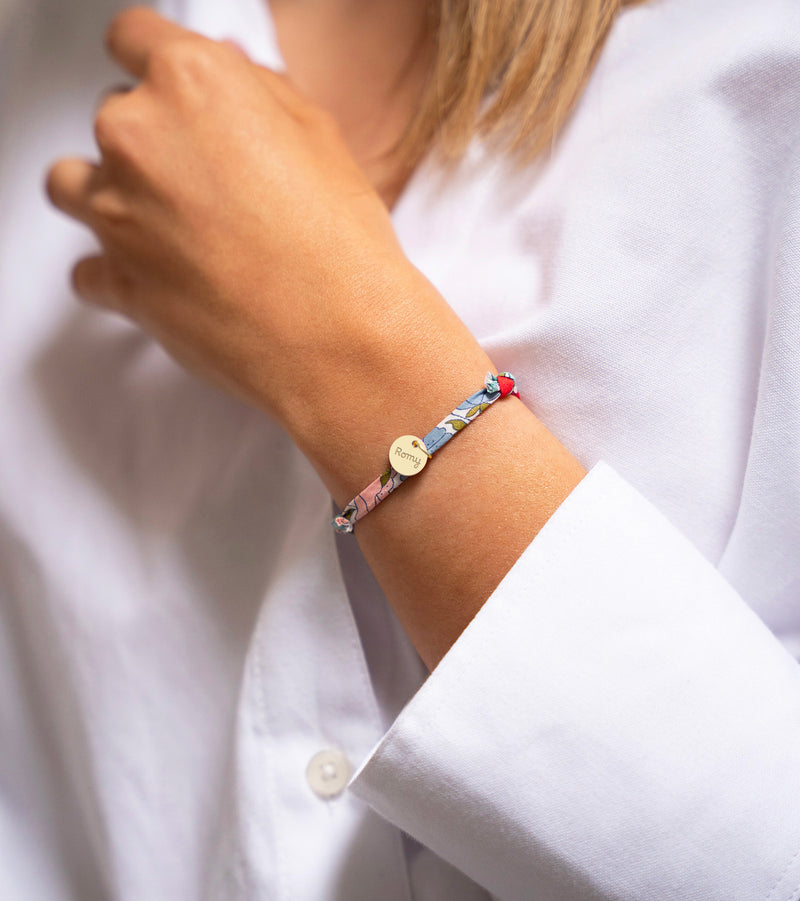 Bracelet avec médaille plaquée or de 10mm sur lien Liberty Hortensia. Une pièce sophistiquée pour sublimer votre poignet.