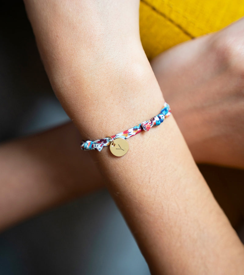Bracelet en Liberty Pavot orné d'une médaille personnalisée plaquée or 10mm