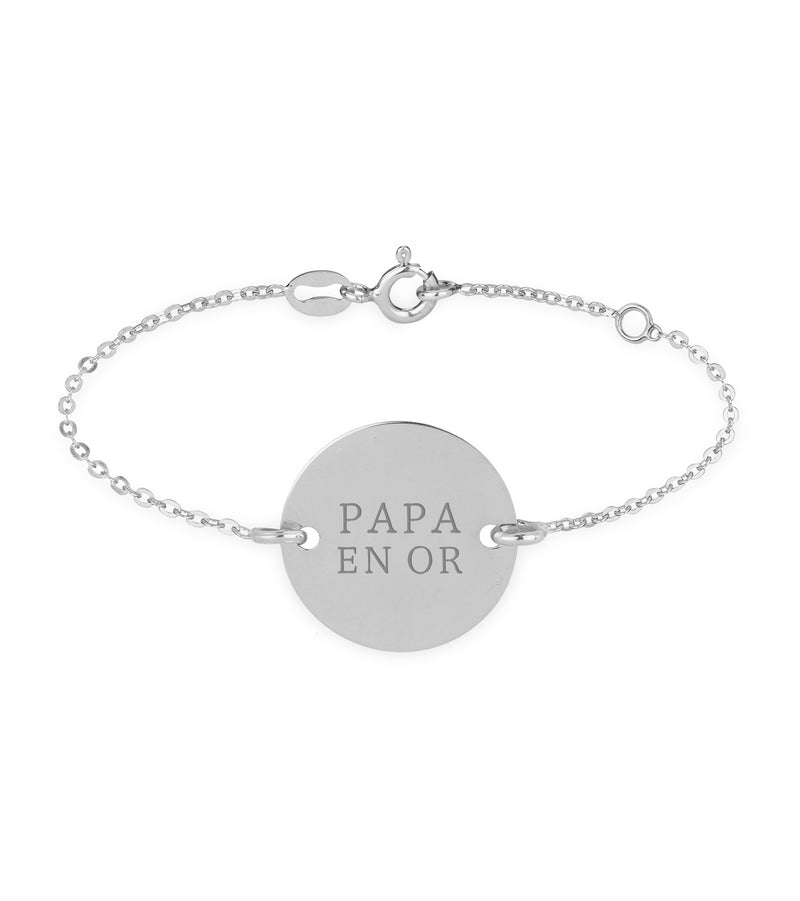 Un bracelet argenté brillant, orné d'une médaille personnalisée de 15mm. Ses deux trous permettent une fixation stable. La chaîne plate ajoute une touche de sophistication.