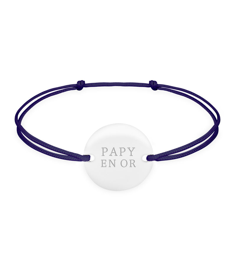 Bracelet en argent de 15mm avec deux trous, embelli d'une médaille personnalisée, agrémenté d'un cordon bleu marine.
