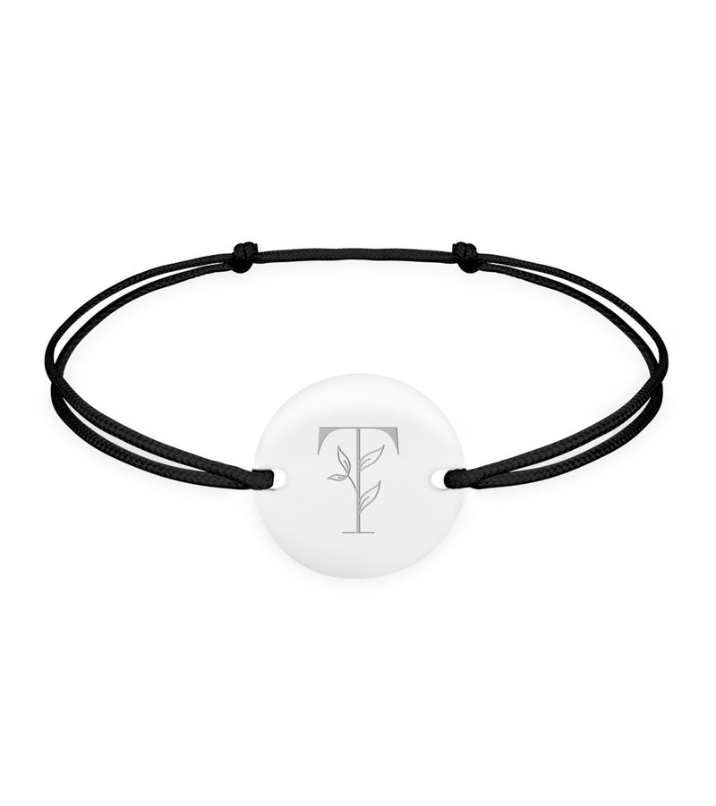 un bracelet en argent de 15mm avec une médaille personnalisée, montée sur un cordon noir équipé de deux trous