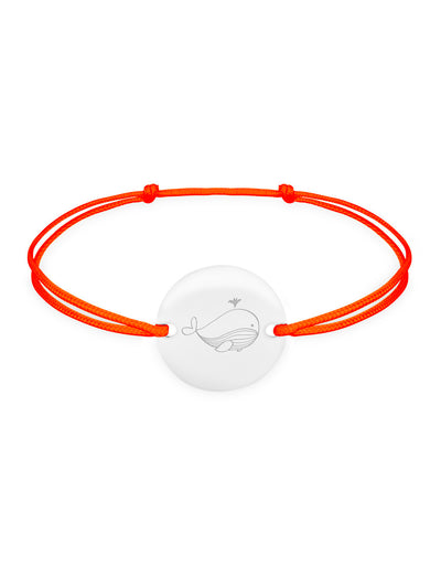 Un bracelet argenté avec une médaille personnalisée de 15mm et 2 trous, accompagné d'un cordon orange fluo.