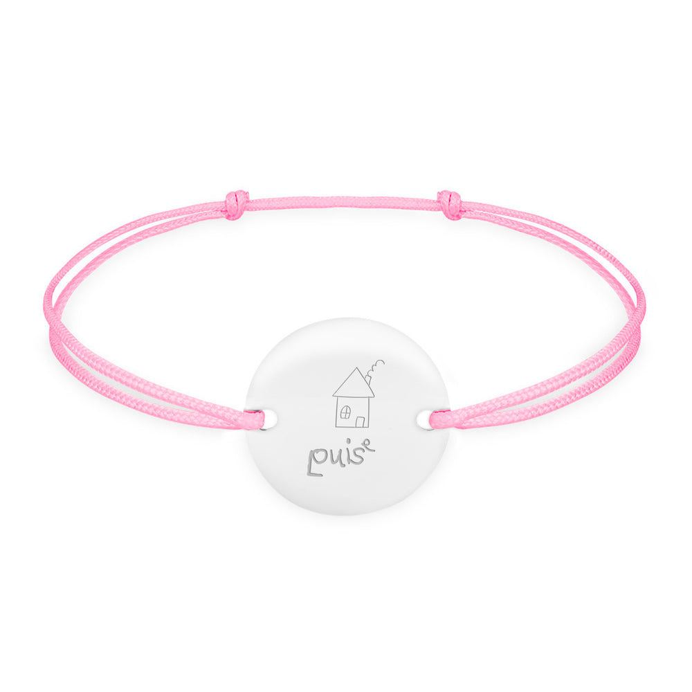 Un bracelet argenté brillant, orné d'une médaille personnalisée de 15mm avec 2 trous, complété par un cordon rose délicat.
