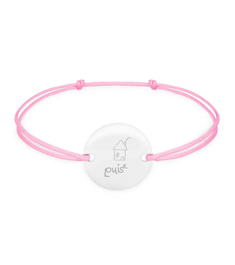 Un bracelet argenté brillant, orné d'une médaille personnalisée de 15mm avec 2 trous, complété par un cordon rose délicat.
