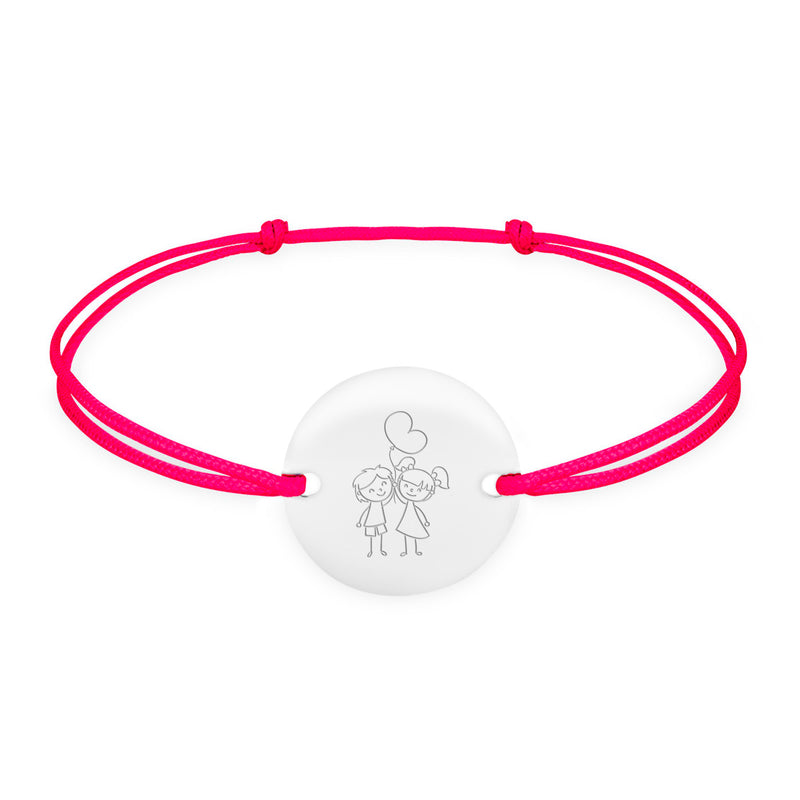 Bracelet en argent orné d'une médaille personnalisé 15mm avec deux trous et un cordon rose fuchsia, ajoutant une touche de sophistication à votre look quotidien.