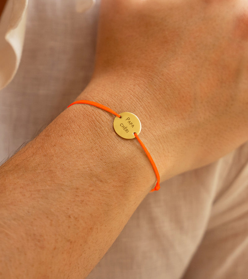 Bracelet Personnalisé doté d'une Médaille 15mm en Plaqué Or et d'un Cordon orange fluo.