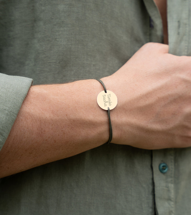 bracelet personnalisé en plaqué or, doté d'une médaille de 15mm à deux trous et d'un cordon kaki