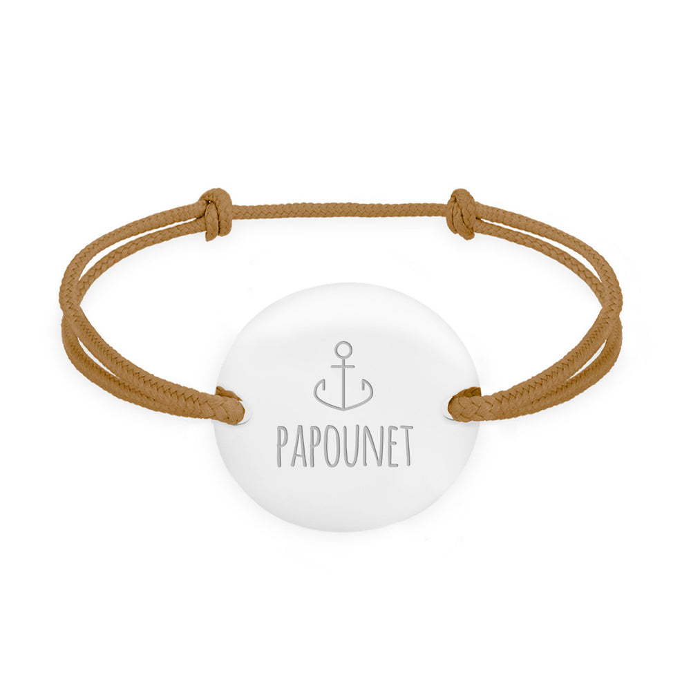 Élégant et distinctif, ce bracelet médaille est personnalisé en 20mm et doté de deux trous en plaqué argent, sur un cordon marron clair.
