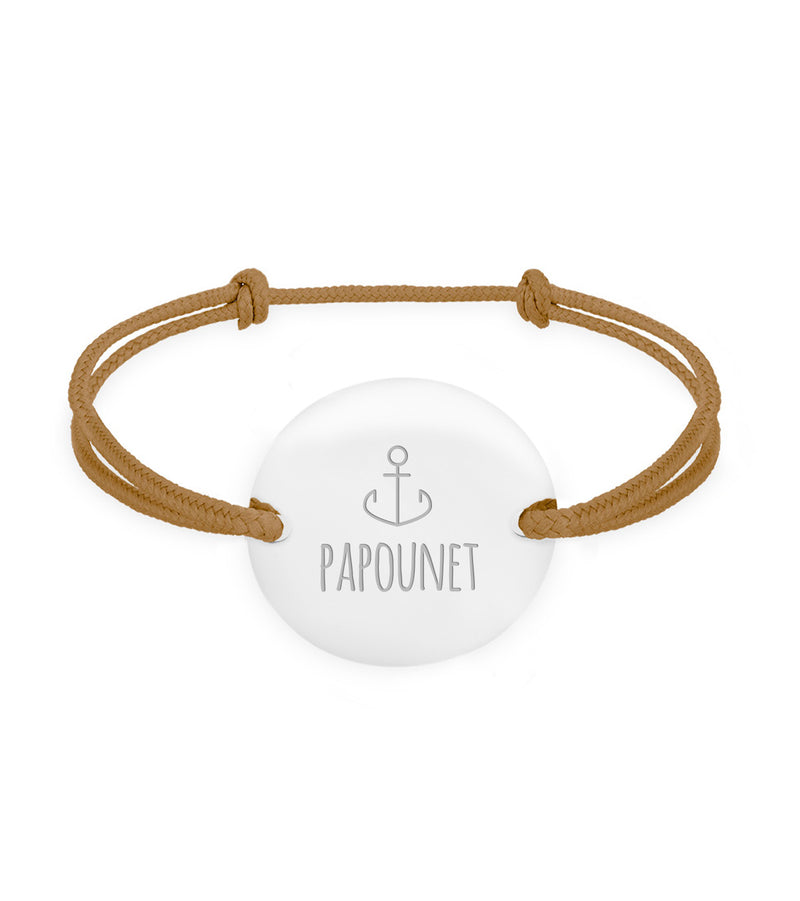 Élégant et distinctif, ce bracelet médaille est personnalisé en 20mm et doté de deux trous en plaqué argent, sur un cordon marron clair.