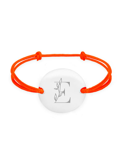 Un bracelet médaille, personnalisé 20mm, avec deux trous argent et un cordon orange fluo.