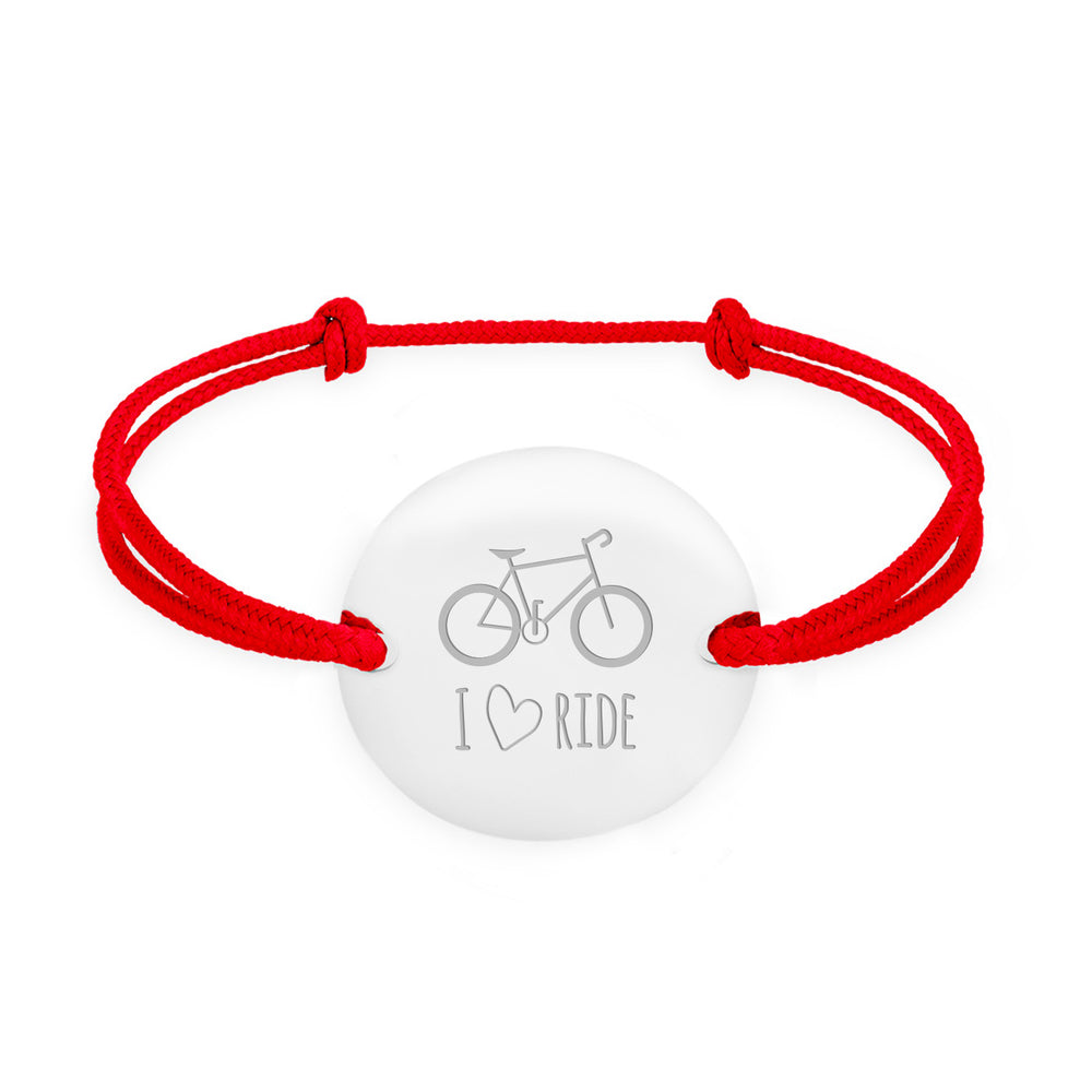 Un bracelet médaille en plaqué argent, personnalisé, avec deux trous, sur cordon rouge.
