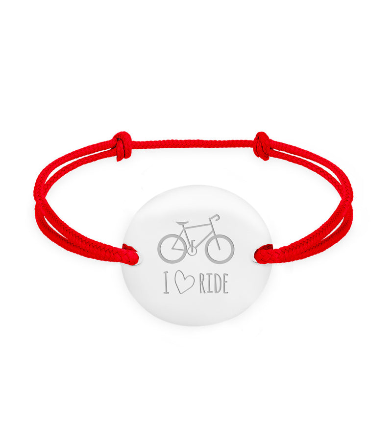 Un bracelet médaille en plaqué argent, personnalisé, avec deux trous, sur cordon rouge.