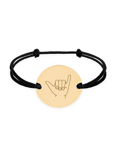 Ce bracelet, orné d'une médaille personnalisée en 20mm, comporte deux trous en plaqué or et un cordon noir.