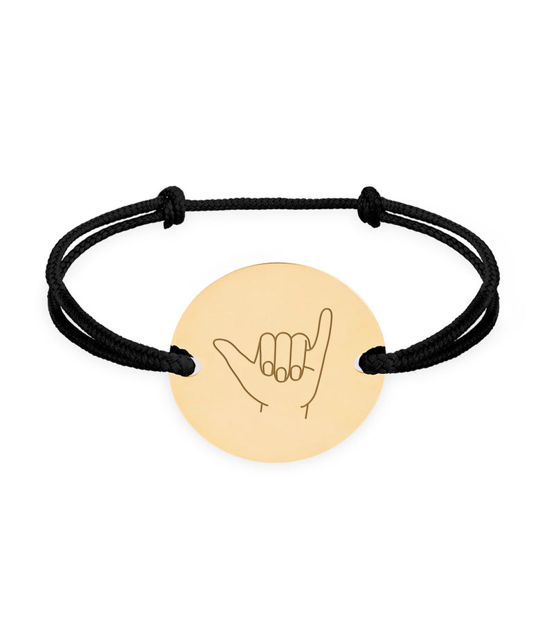 Ce bracelet, orné d'une médaille personnalisée en 20mm, comporte deux trous en plaqué or et un cordon noir.