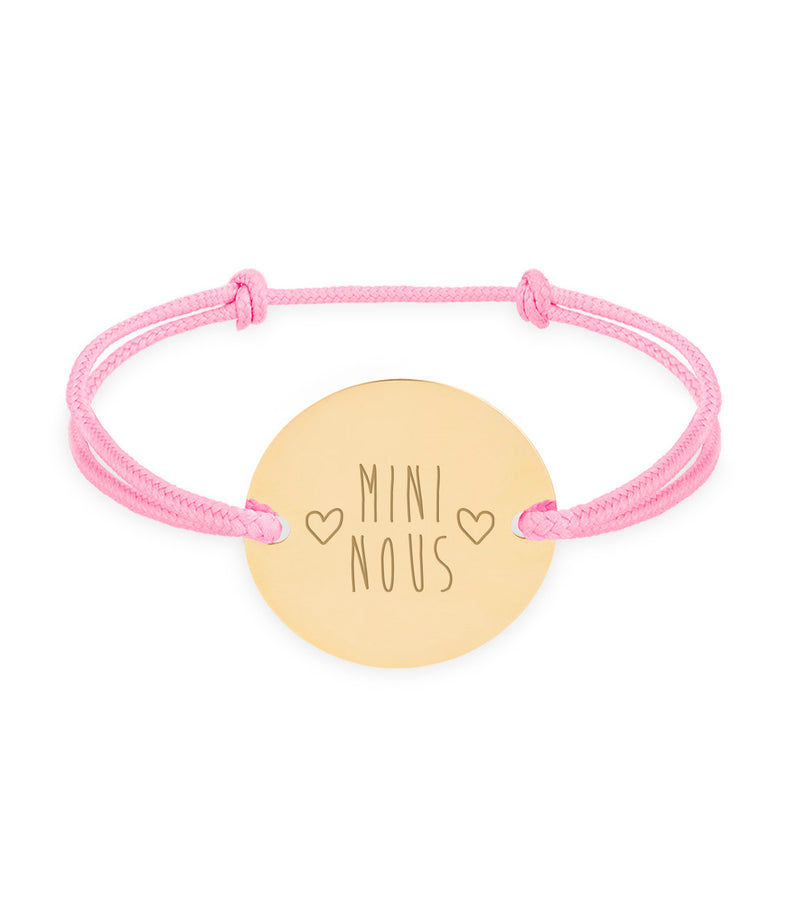 Personnalisation unique pour ce bracelet médaille de 20mm, avec deux trous plaqués or et un cordon rose.