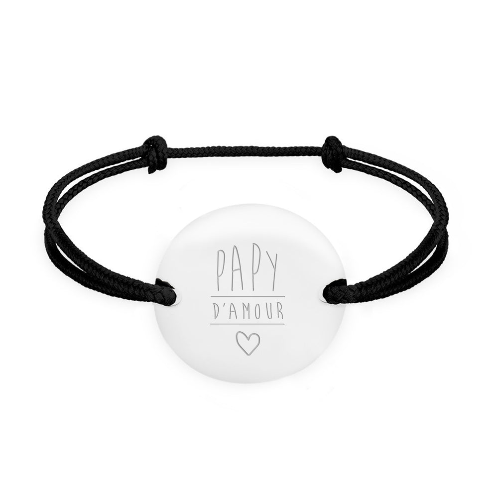 Avec une médaille argentée, personnalisée 20mm, deux trous, et un cordon noir, ce bracelet se distingue par son originalité.