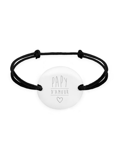 Avec une médaille argentée, personnalisée 20mm, deux trous, et un cordon noir, ce bracelet se distingue par son originalité.