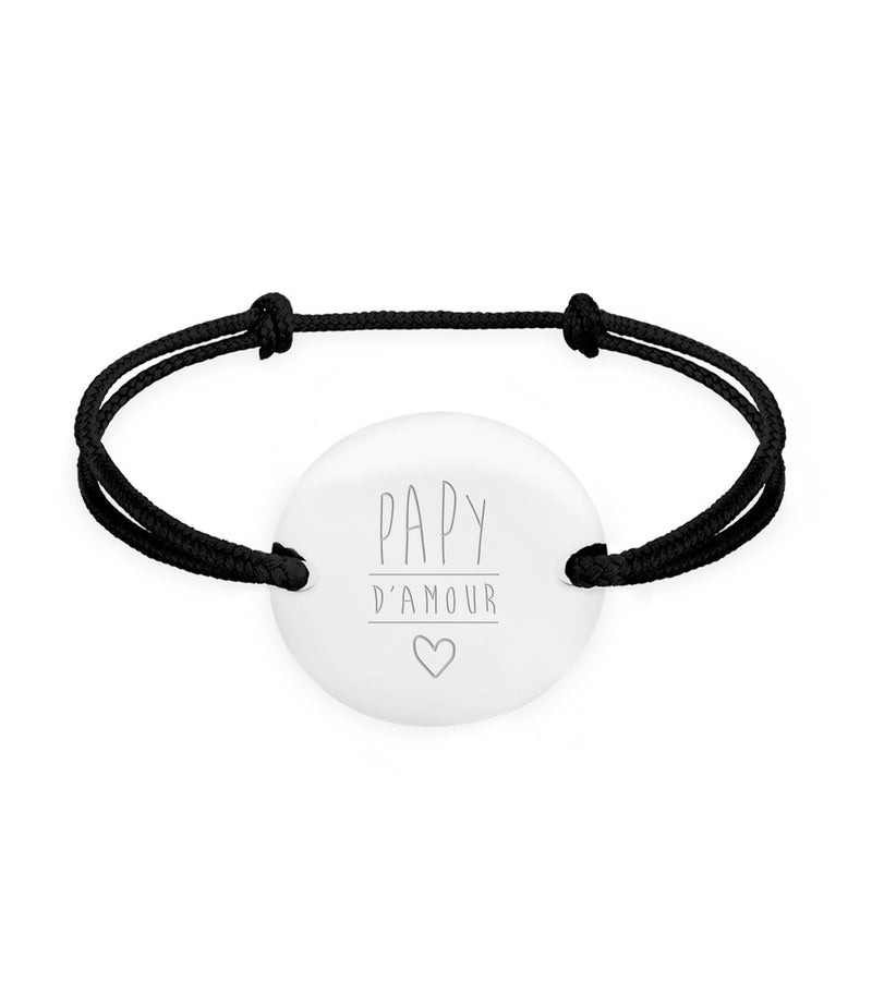 Avec une médaille argentée, personnalisée 20mm, deux trous, et un cordon noir, ce bracelet se distingue par son originalité.