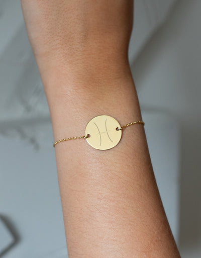 Optez pour ce bracelet médaille personnalisé en 20mm, deux trous en plaqué or, et chaîne en maille.