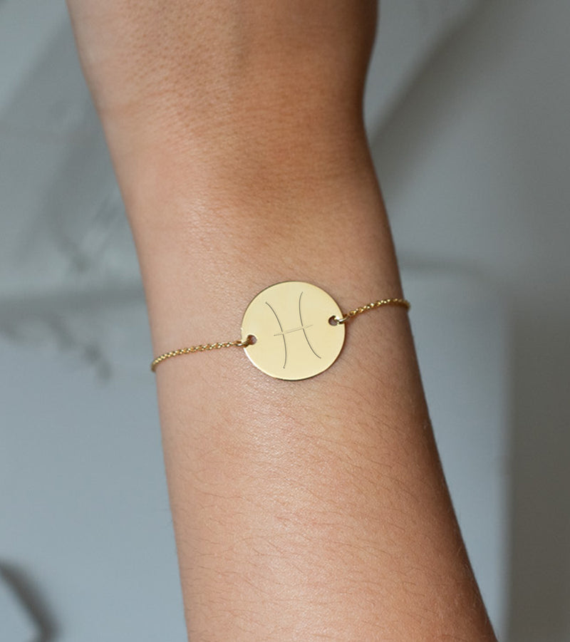 Optez pour ce bracelet médaille personnalisé en 20mm, deux trous en plaqué or, et chaîne en maille.