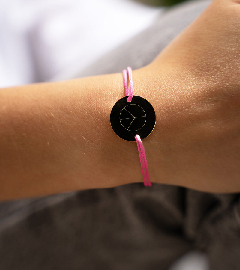 Le bracelet médaille de 20mm, personnalisé et élégant, comprend deux trous en plaqué or et un cordon rose.