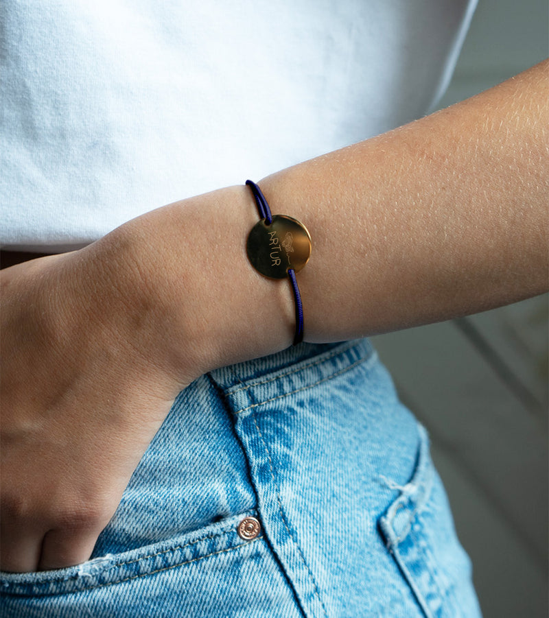 un bracelet médaille personnalisé de 20mm, plaqué or, deux trous, cordon bleu marine.