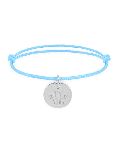 Bracelet argenté personnalisé, médaille 15mm sur cordon bleu pastel. Accessoire élégant pour afficher votre style.