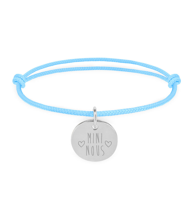 Bracelet argenté personnalisé, médaille 15mm sur cordon bleu pastel. Accessoire élégant pour afficher votre style.
