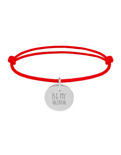 Un bracelet en argent avec une médaille de 15mm et un cordon rouge pour un style élégant.