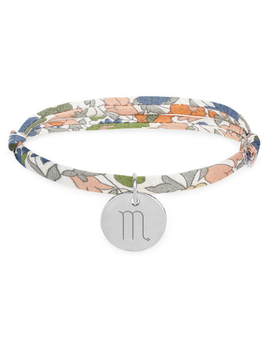 Bijou argenté comprenant une médaille de 15mm sur un lien Liberty lilas.